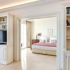 Buckingham & Lloyds - Apartment